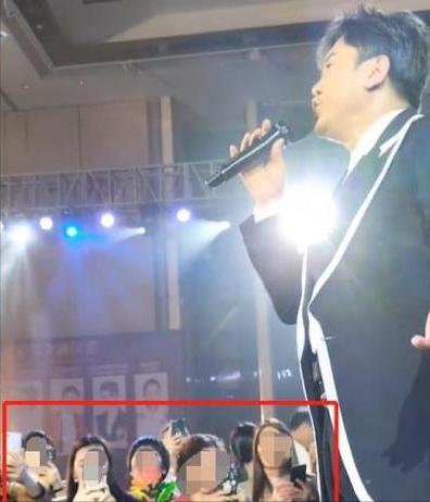 52岁毛宁商演捞金，搂富婆深情对唱，互动卖力被质疑整容