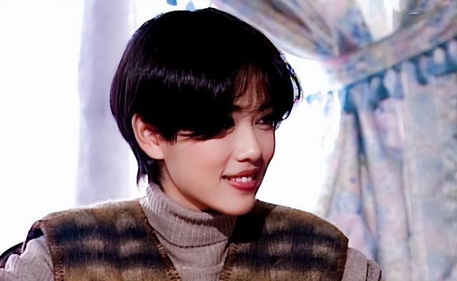 在1990年tvb剧集《我本善良》中,邵美琪饰演的记者石伊明个性独立