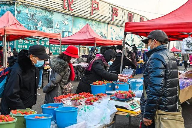 这个早市接地气！水果品种多特便宜，旁边还有特大市场，啥啥都有1