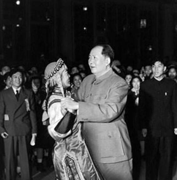 1951年陈赓从朝鲜回国，受邀参加舞会，过程中突然大喊“救命啊”