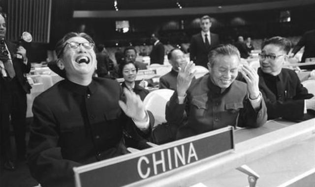 1983年乔冠华去世，临终前希望与妻子死后合葬，章含之为何拒绝？