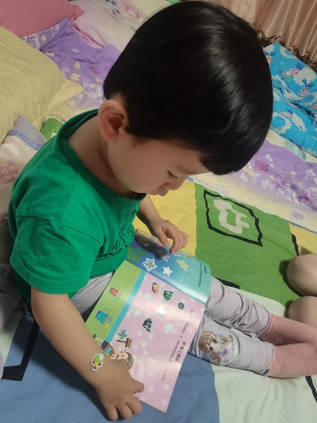 退休老教授全心带娃却被媳妇说不负责，娃上幼儿园显露超强专注力