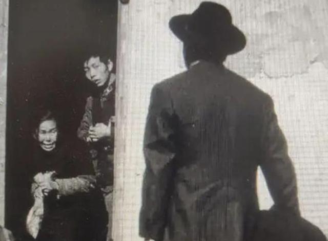 台湾省老兵晚年回乡探亲，睡在母亲床边，母亲：他是谁，咋还不走