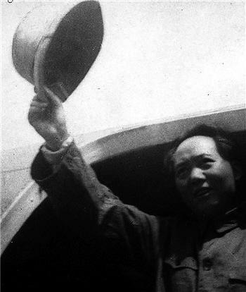 重庆谈判，蒋介石说可以让毛主席做新疆省长，毛主席听完哈哈大笑