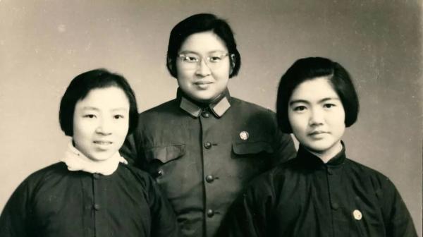 1950年毛主席身边有4个子女？李敏大笑：因为江青妈妈老想挤进来
