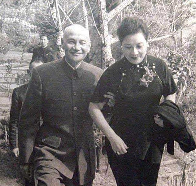 03年宋美龄在梦中去世，隔天清晨遗体被裹在羊毛毯中送出公寓