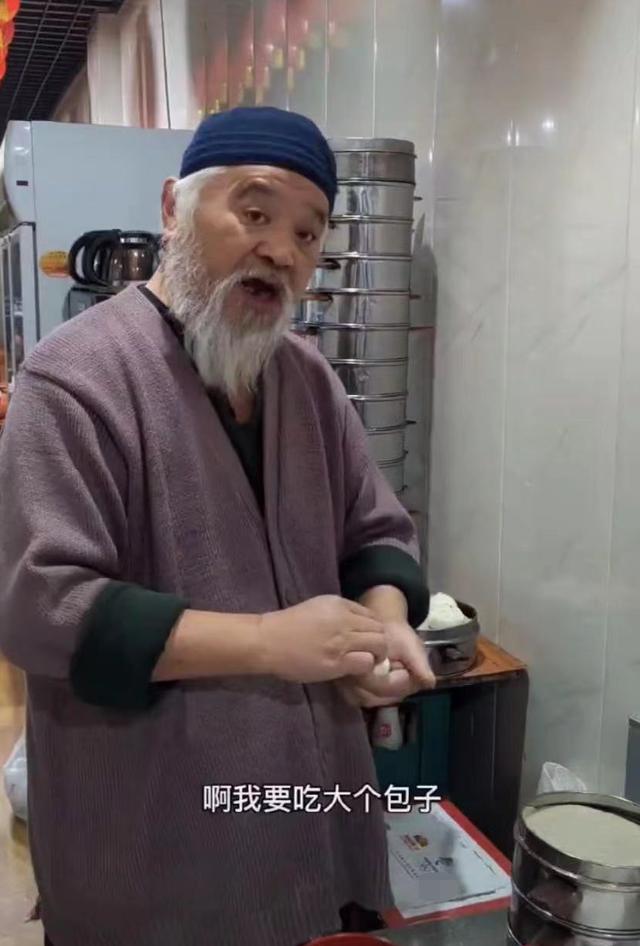 67岁李琦清晨在包子铺操劳！老来瘦手浮肿，糖尿病缠身仍酒肉不断