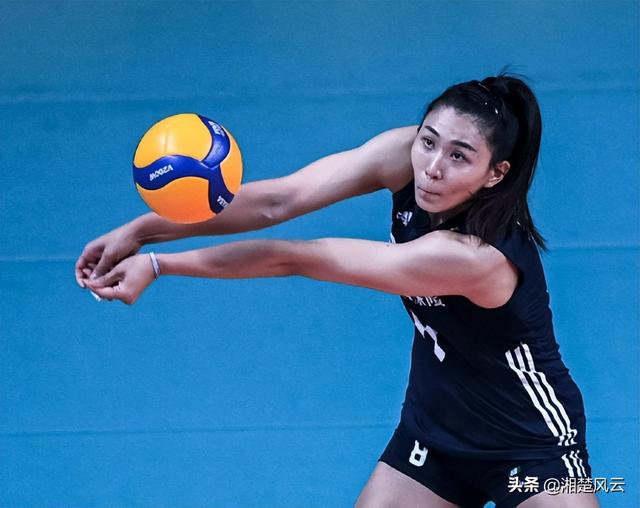 赛后,中国女排队长袁心玥接受了美女主持人的采访.袁灵犀担任了翻译.