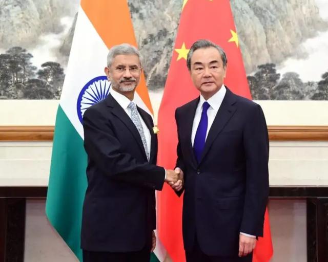 不给美国当枪使，印俄联手去美元化，俄提议拉上中国建立三边机制