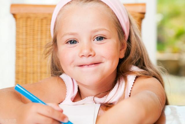 幼儿园的老师，把女孩的衣服穿在男孩穿上，对此您怎样看？