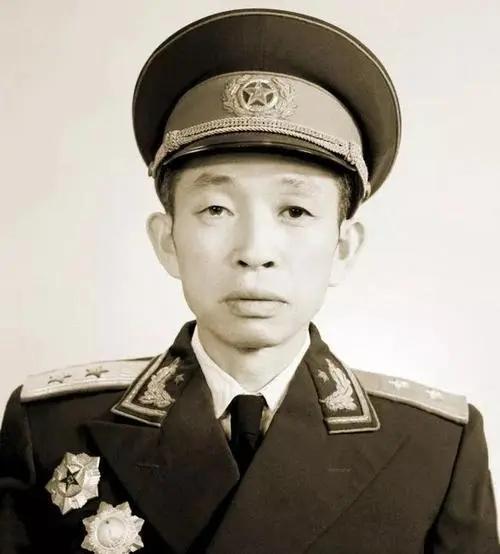 张灵甫小心谨慎，为何还被华野围歼，蒋介石的错误批示是关键
