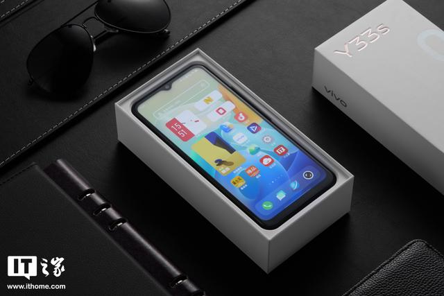 「IT之家开箱」vivo Y33s 5G 手机图赏：清蓝微光，经典深邃