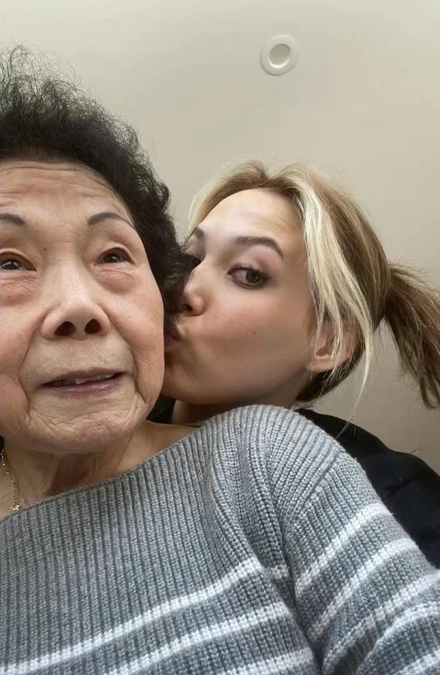 谷爱凌秀纽约精致生活！戴五件珠宝豪宅华丽，露蚂蚁腰在公园晨跑