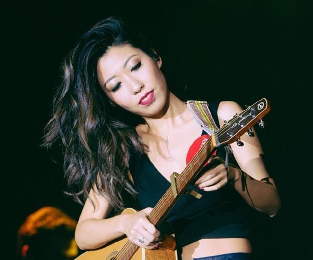 妈妈牢底坐穿！曲婉婷连续8年“云尽孝”，在国外用赃款逍遥自在