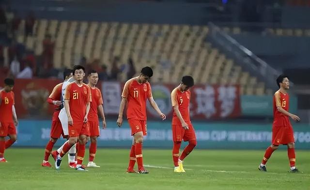 晚上7点!国足人士再现争议言论:谷爱凌苏翊鸣很意外,球迷骂声一片