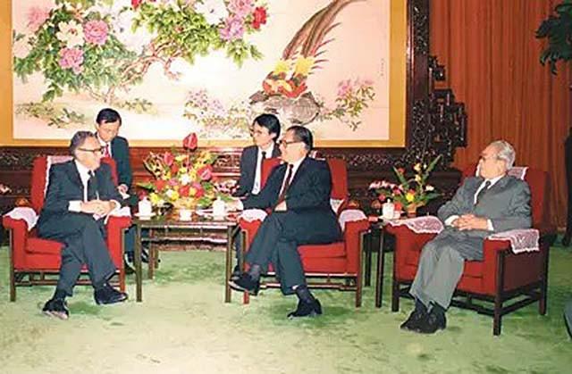 勃列日涅夫去世，中国派谁参加葬礼？邓小平再三思索后作出决定