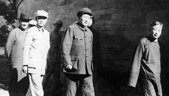 1949年毛主席邀张元济游天坛，期间问到：当年你在朝廷的俸禄多少