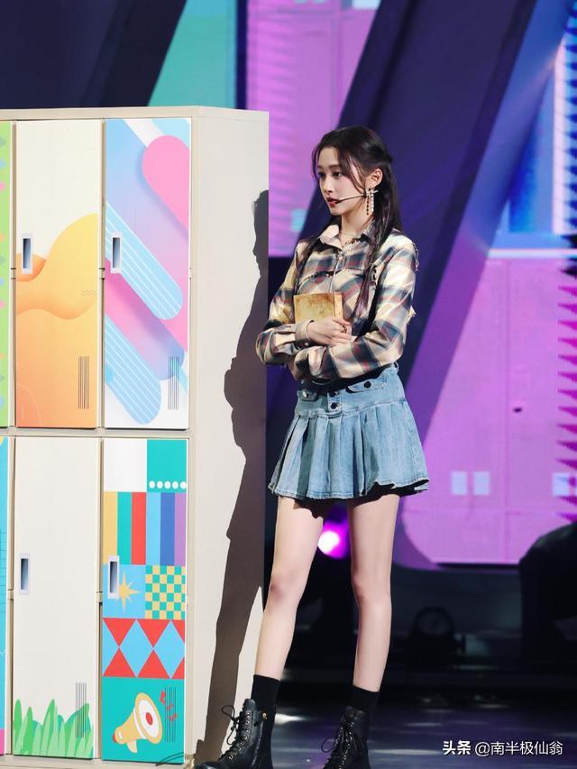 宋亚轩白衬衫搭配黑西裤,关晓彤格子衬衫搭配校园短裙,满屏都是大长腿