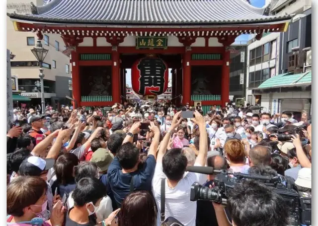 In A Hot Weather Of Over 30 Degrees Celsius, The Candidates Gave 