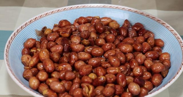 糖炒花生米的做法,炒花生米如何炒得又香又脆又酥(花生米别油炸了)