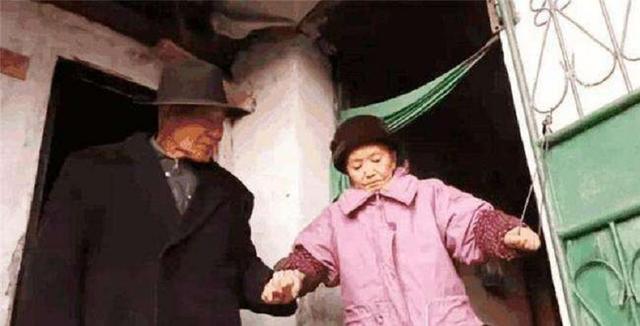 八旬抗战老兵再婚，新婚夜才发现，新娘竟是失散60多年的结发妻子