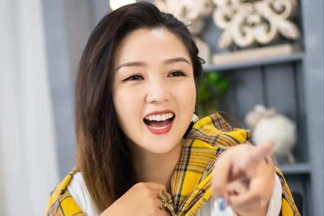 喊话《浪姐》求工作被无视，哭诉养不起4个娃，何洁值得同情吗？