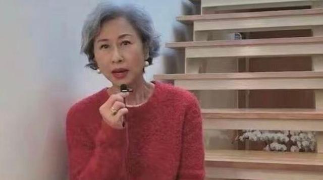 叶倩文白发发型（叶倩文白发不染仍优雅从容）(8)