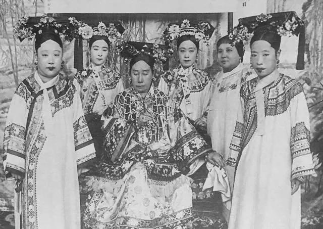 一生悲戚人，落寞伴黄昏 | 为大清谢幕的女人