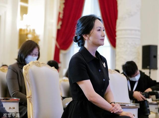 孟晚舟回国首次亮相，一袭Polo裙出席华为发布会，眼眸坚定有毅力