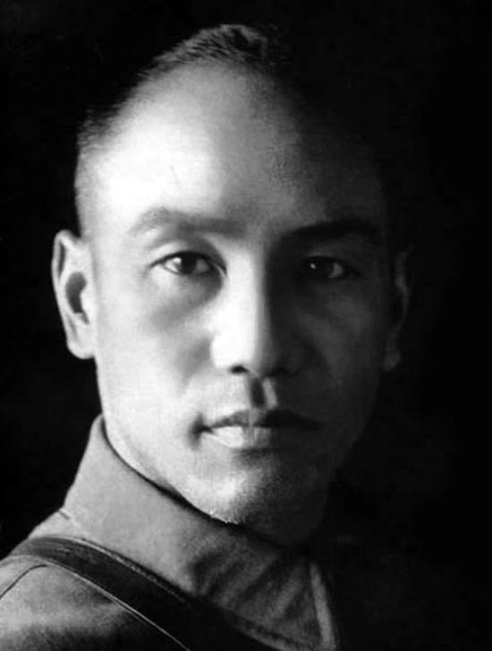 56年陈赓大将带一年轻小伙，面见周总理夫妇：你们好好看看他像谁