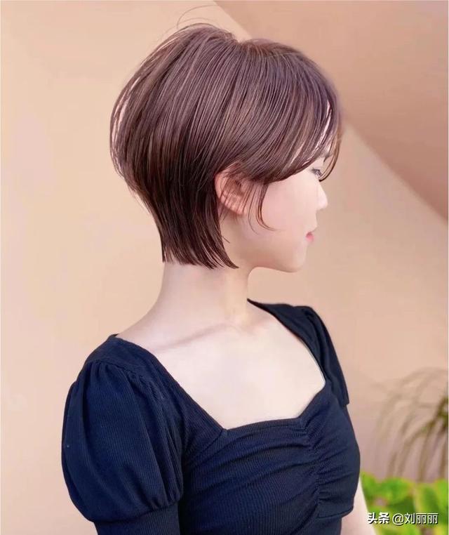 「紧急通知」女发型流行中长发卷发(2022流行卷发中长发)