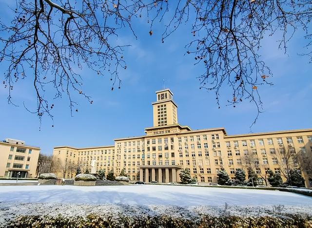 南开大学教师与女生有不正当关系，已被解聘，女生的行为也有目的