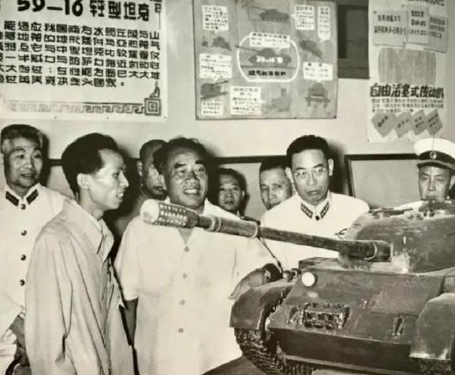 许光达逝世后，骨灰盒安置引发争议，毛主席：放到它应该放的地方