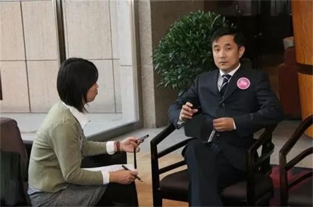 王永红：负债700亿，却套现61亿携女明星出逃，父亲去世都不回来