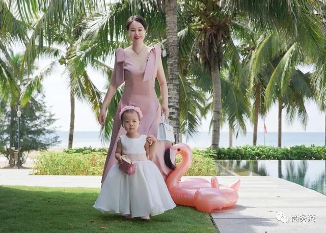 結婚四周年，我們帶女兒穿越回婚禮那一天…