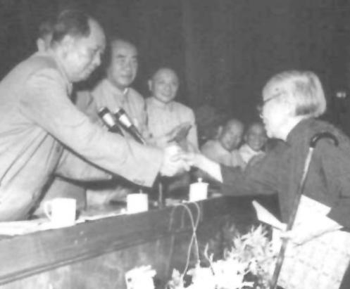 1972年，何香凝临终恳求不火化遗体，周恩来含泪答应：不烧，不烧