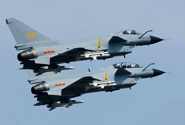 歼-10双喜临门，“生日”当天参加巴铁阅兵式，真是我国的争气机