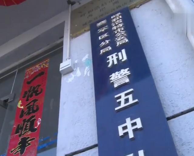 2017年，美女回家被变态尾随，警方调查在坏人车里找到多件红内衣