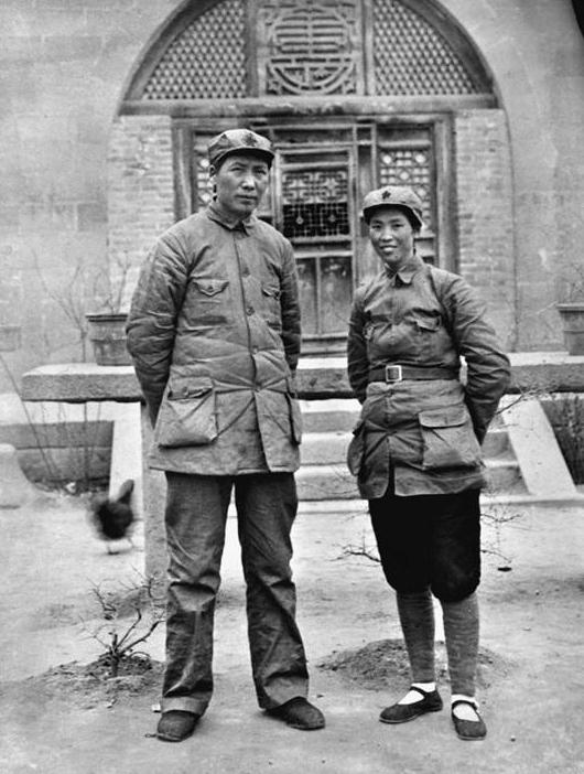 79年，贺子珍去北京瞻仰毛主席遗容，中央派摄影师跟随，记下细节