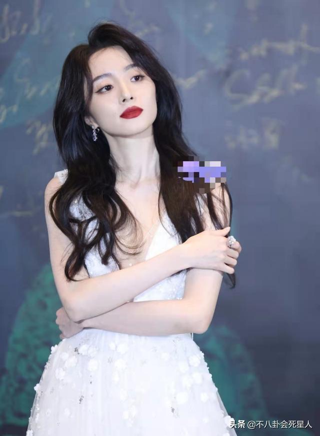开年红毯大比拼！有人又肿又僵，有人妆容怪异，没想到是她赢了