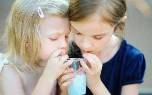 别说孩子抠门、别说孩子太独，都是孩子小时候大人们“逗”出来的