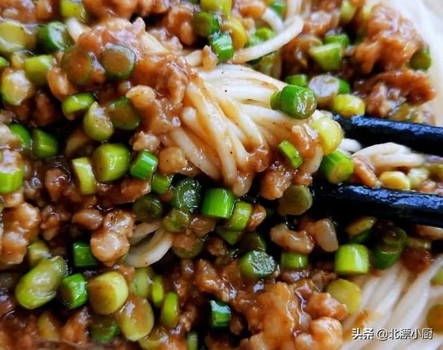 正月初二，别忘开门迎财神，还有“忌3事吃3样”，迎财神过新年