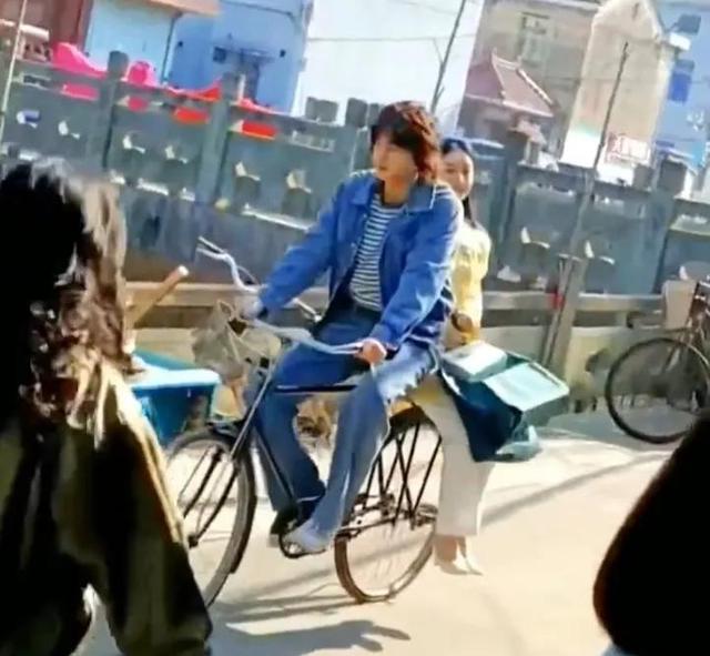 欧欧的《野蛮生长》中，赵坐在自行车后座上，像个乖巧的媳妇。
