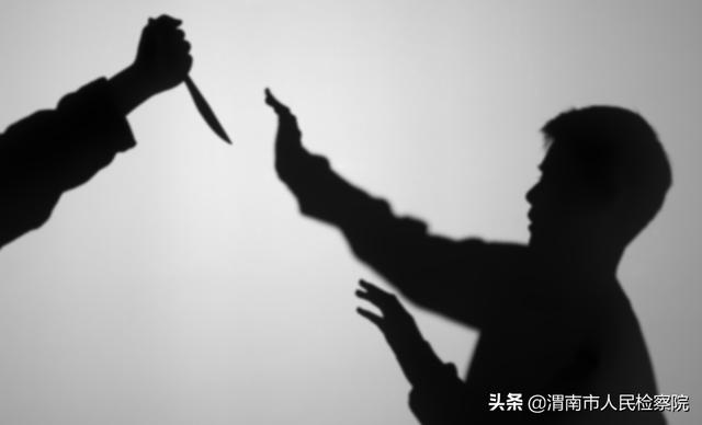 男子与同居女友女儿“一见钟情”，被女友杀害，法院判女友无期