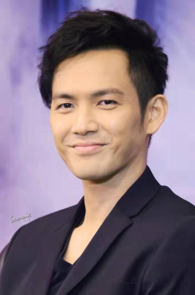 "不老男神"都假的，满脸皱纹、发黄出油，生图揭露"人间真实"