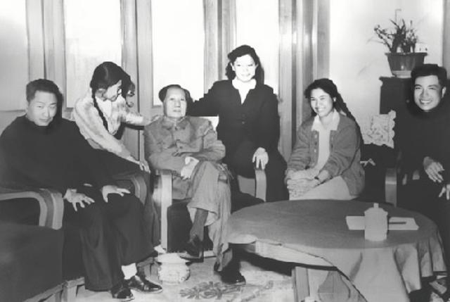 1950年毛主席身边有4个子女？李敏大笑：因为江青妈妈老想挤进来