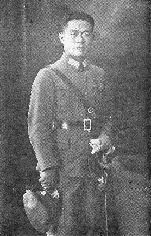 国军将领被俘后故作潇洒遭暴揍，孙子是国足名将，曾送巩汉林手套