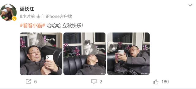 66岁潘长江老来悠闲，捧万元手机躺沙发招猫逗狗，满脸皱纹显老态