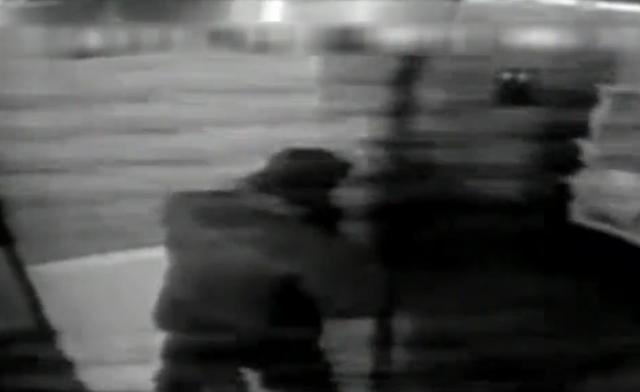 2017年，美女回家被变态尾随，警方调查在坏人车里找到多件红内衣