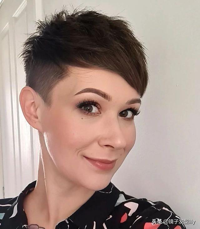 烫头发扎起来好看的发型(好看的发型怎么扎短头发)